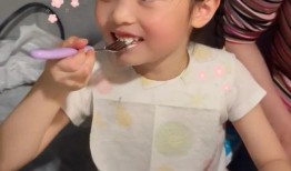 双胞胎小女孩爆料视频,爆笑家庭生活瞬间